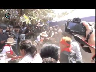 Student protesters attempt to tear down police barricade