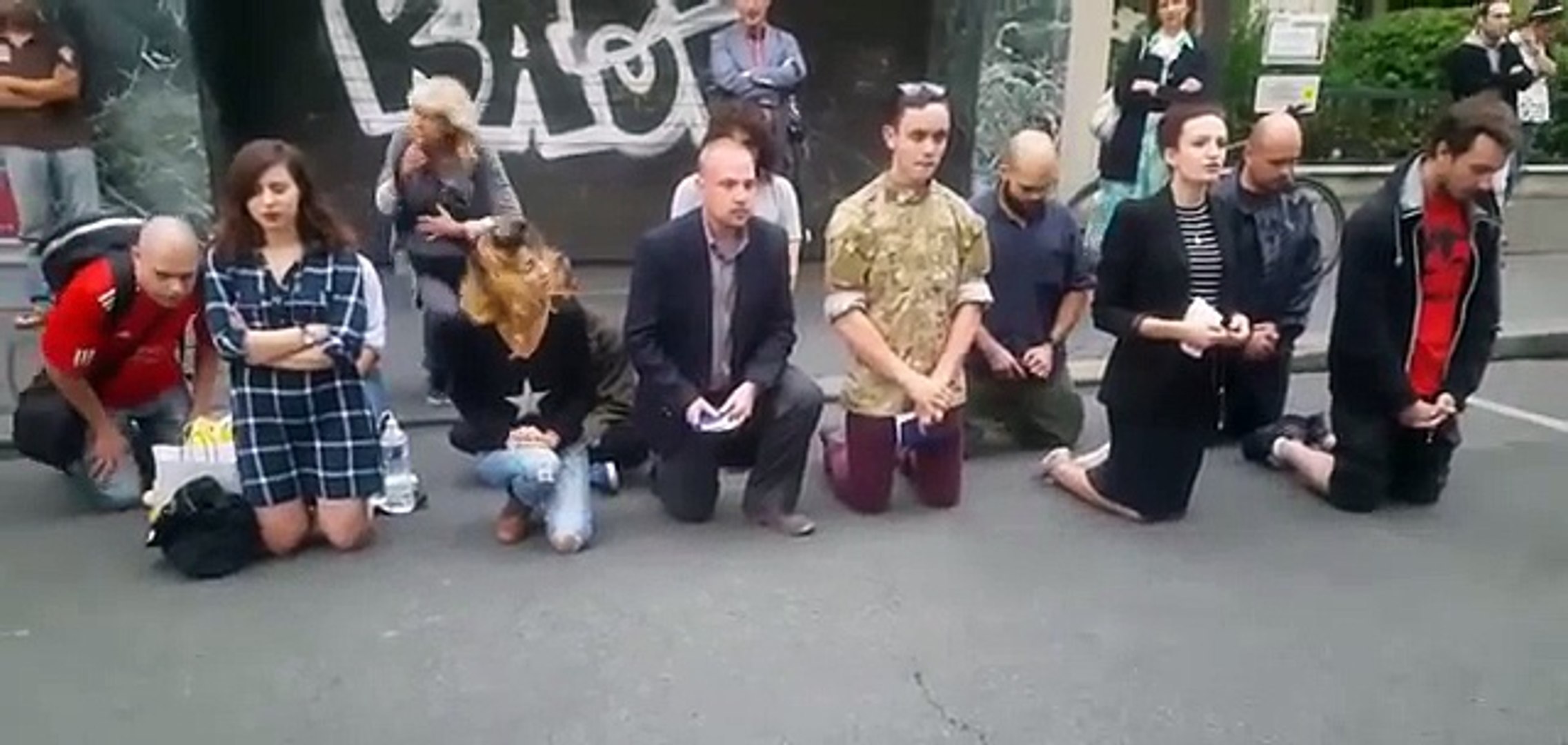 Il se fait mettre KO en perturbant une prière chretienne