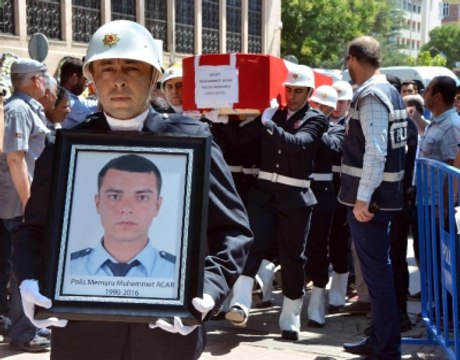 Baba, Şehit Oğlunun Tabutuna Sarılarak Sela Okudu