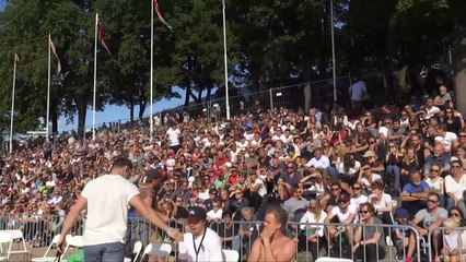 Ils sautent du haut d'un plongeoir et retombent sur le ventre. Un sport douloureux !