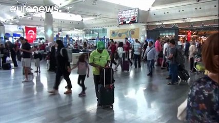 "السويد بلد الاغتصاب" على لوحة إعلانات في مطار اسطنبول