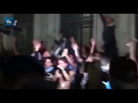 Manifestantes pacíficos tentam impedir depredação da Prefeitura de São Paulo