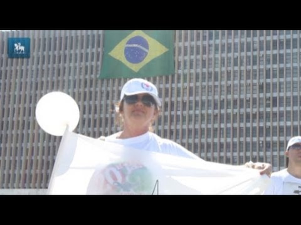 Na véspera da Copa, manifestantes saem às ruas em Brasília