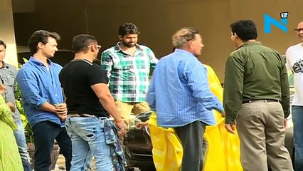 Aww! Inside pics of Salman Khan’s Rakhi celebrations