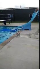 Un enfant trop large se retrouve coincé dans un toboggan