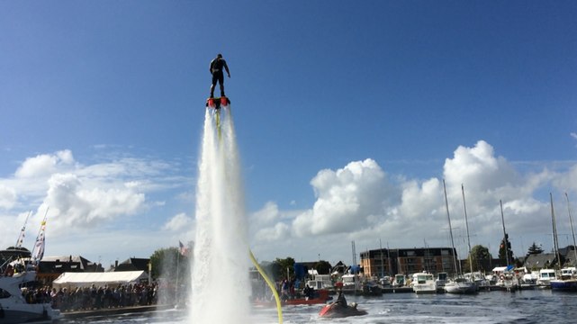 Initiation au flyboard à la fête de l'eau à Carentan