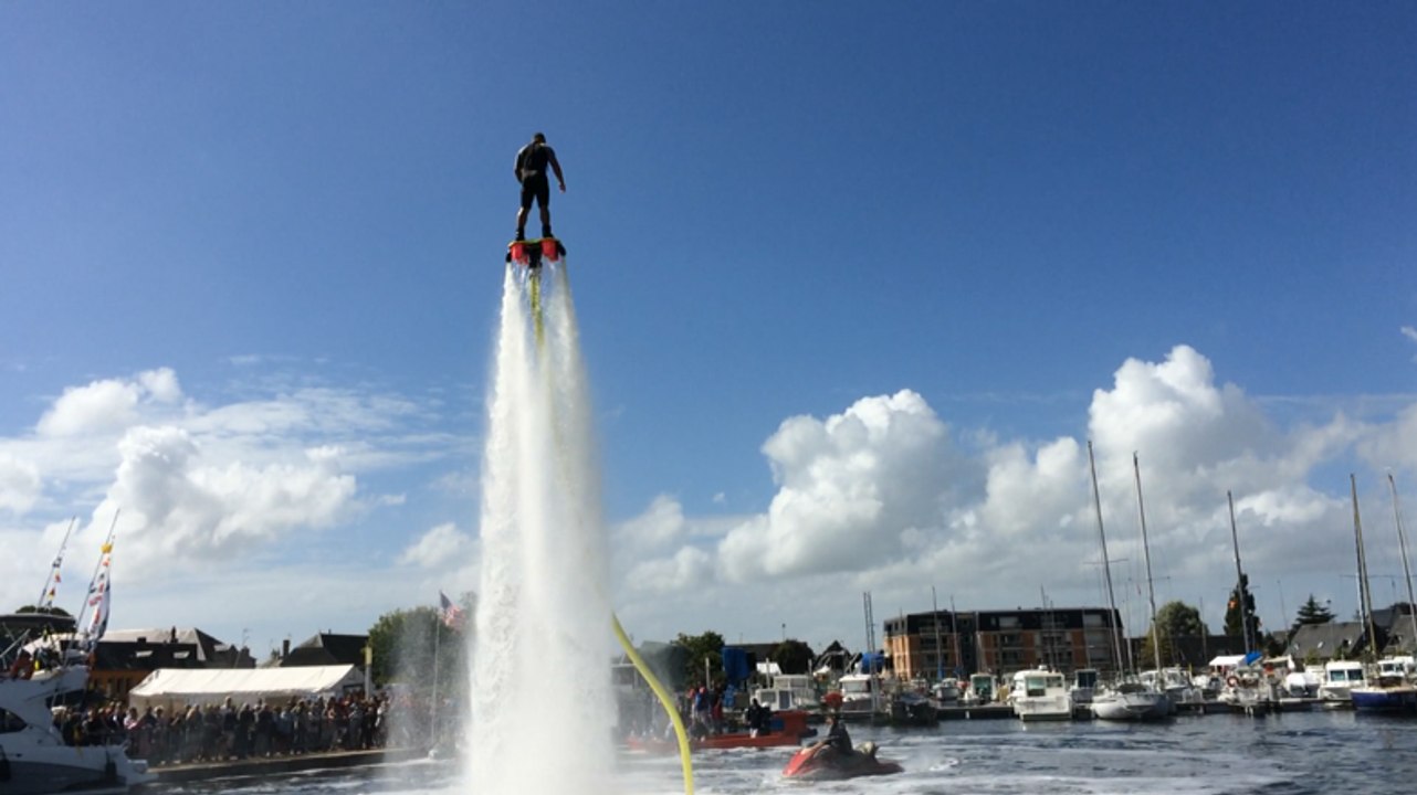 Initiation au flyboard à la fête de l'eau à Carentan