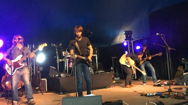 Les guérandais de La Belle Bleue font danser le public sous le chapiteau