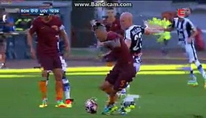 A volley from Edin Dzeko is blocked by the keeper and goes back into play - AS Roma vs Udinese - Serie A -20.08.2016