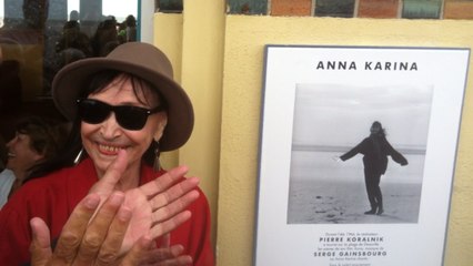 Émue, Anna Karina découvre l'hommage de Deauville