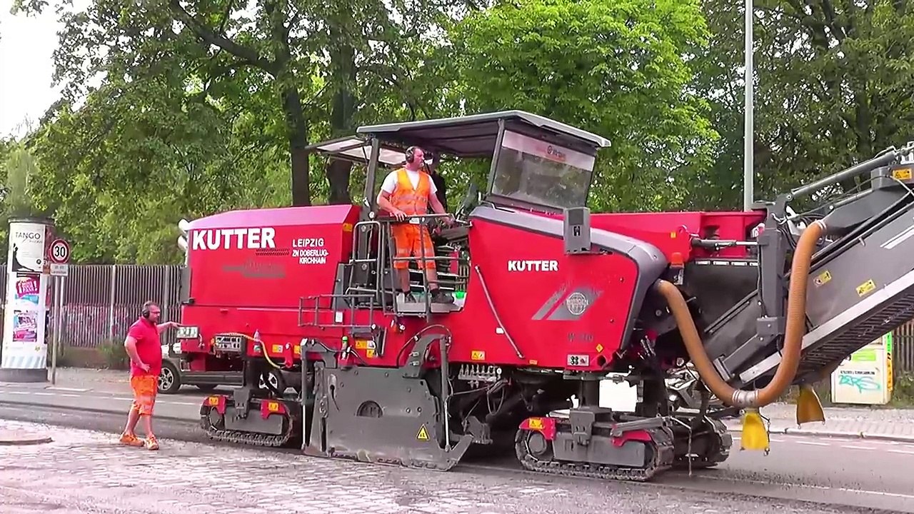 Cold milling machine Wirtgen W210i milled asphalt. Part 2