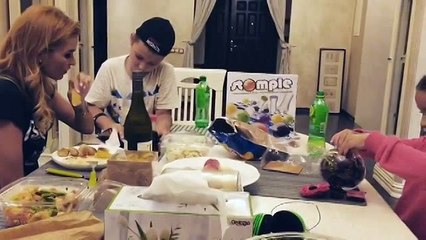 Видео Курбана Омарова с семьёй (20.08.2016)