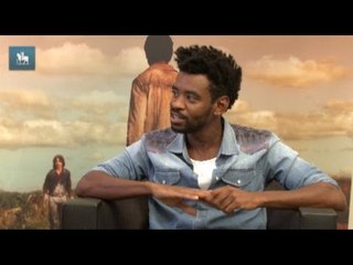 Fabrício Boliveira vive João de Santo Cristo em "Faroeste Caboclo"