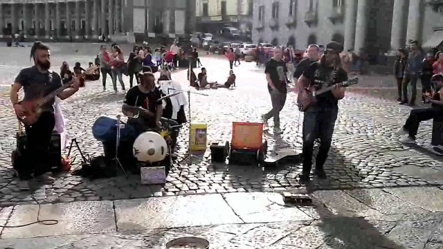 Naples: Amazing guitar player street artists.