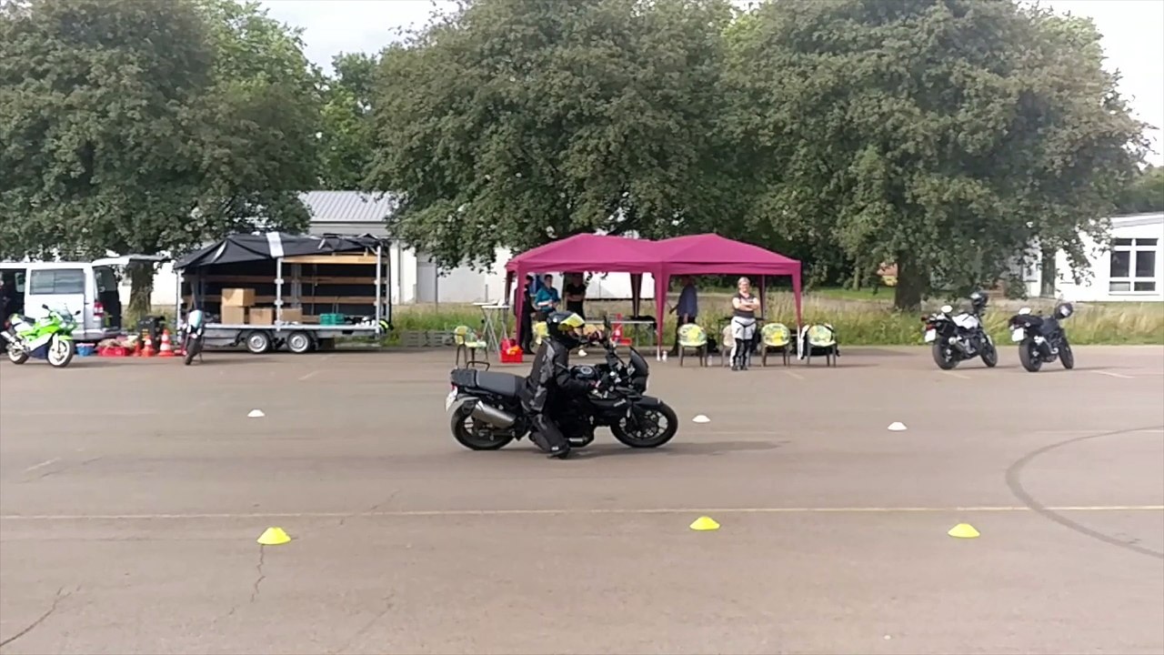 Triumph Tiger 800 Knieschleifen -  OWL Motorradtraining