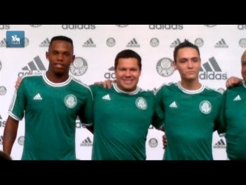 Palmeiras lança novo uniforme e faz homenagem ao time da década de 70