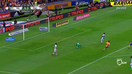 André-Pierre Gignac marque en cassant les reins du défenseur