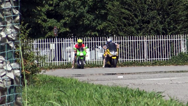 T-Max Vs Kawasaki ZXR 400 (VIDEO BEST 4K)