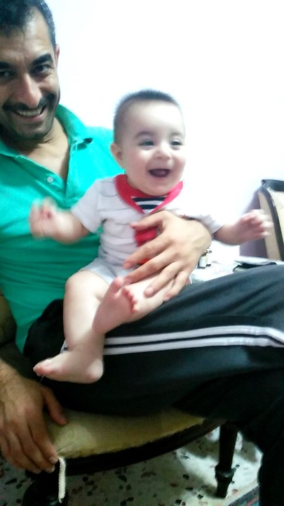 kahkaha içinde çıglık atan bebek