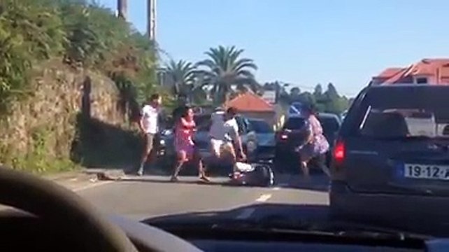 Emigrantes portugueses a porrada forte e feio em Braga