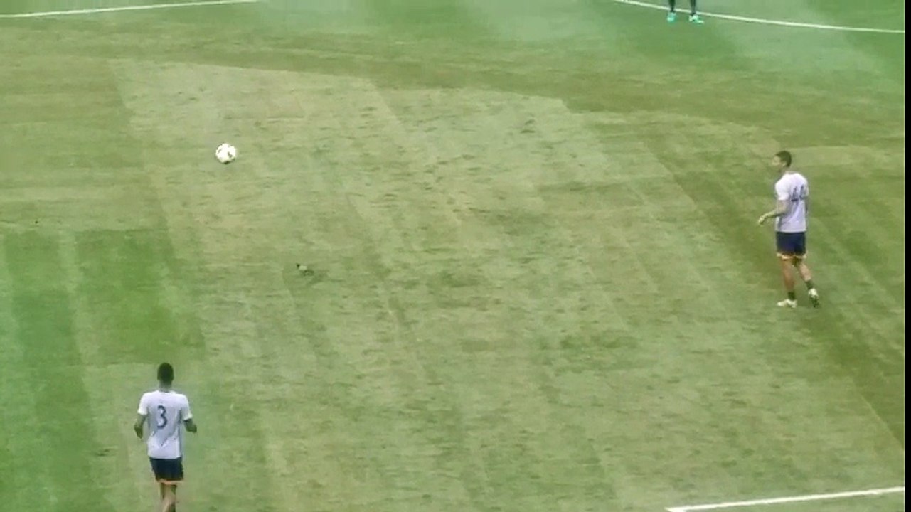 Piłkarz Los Angeles Galaxy trafia piłką w gołębia podczas rozgrzewki