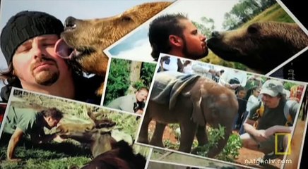 Il trouve un ours mort lors d'une promenade en forêt, mais ce qu'il trouve à côté de l'ours? Incroyable!