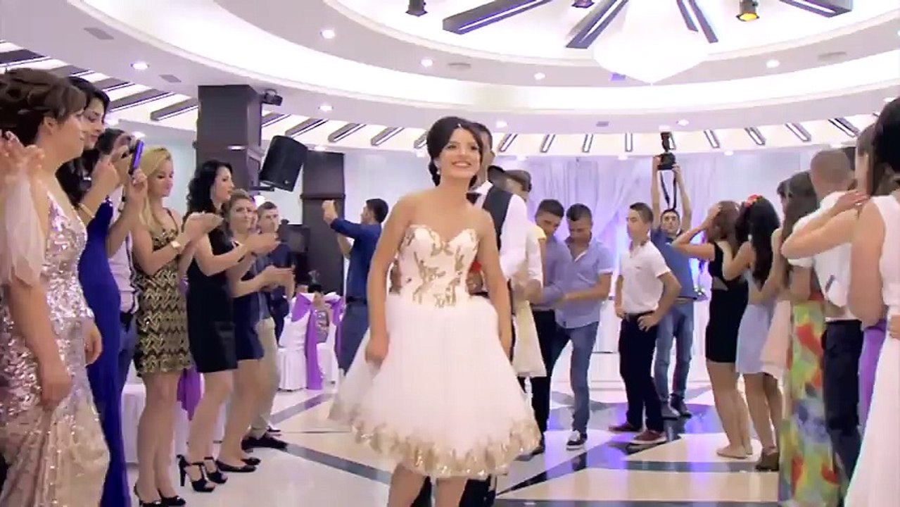 عروس ترقص رقصة الغزال هي وصديقاتها ..يشعلون برقصهم الرائع ( REFYAna )