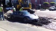 En voulant gagner du temps à un carrefour, il finit par embourber sa Porsche dans un ciment frais !