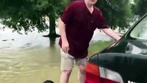 Cet homme a trouvé une façon géniale de sauver ces chiots des inondations