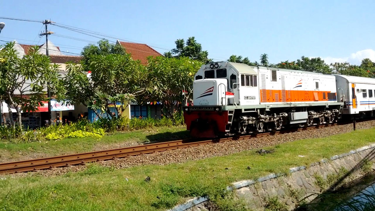 Kereta Api Rapih Doho KA 442 Lokomotif CC201 77 07 Kampung Dalem Tulungagung