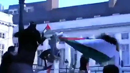 Palestyńscy islamiści świętują ATAKI TERRORYSTYCZNE paląc flagę Izraela