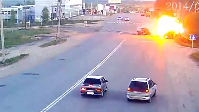 Accident de voiture impressionnant en Russie suivit d'un feu