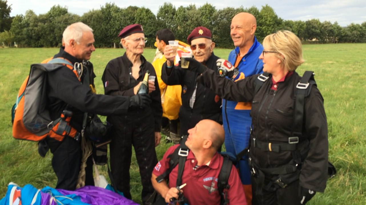 Les vétérans, Frederick Glover et Ted Pieri sautent en parachute