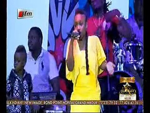 Vidéo: Aicha Koné de Sen Ptit Gallé met le feu à Mbour. Regardez