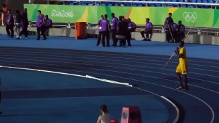 Quand Usain Bolt s’essaye au lancer du javelot en pleine nuit dans le stade olympique de Rio