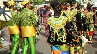 Défilé à la fête du houblon à Haguenau. Groupe folklorique indonésien de l'Université d'Indonésie.