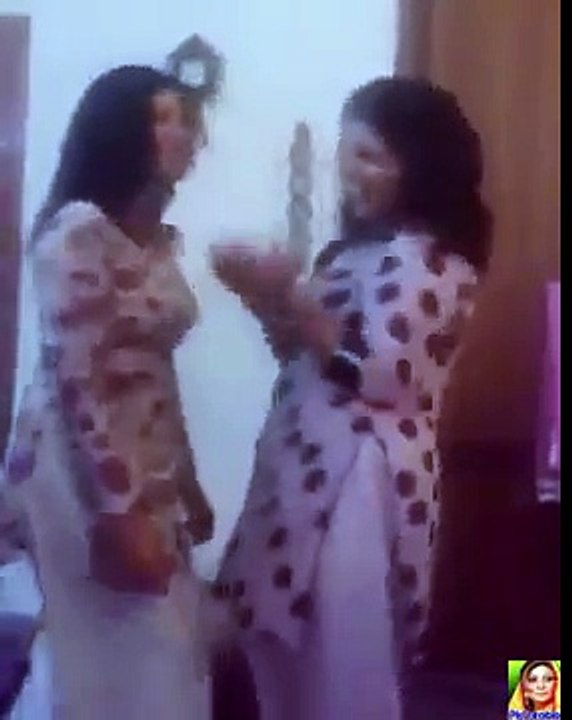 girl Dance in hostale video. Gandi Bachiyaan