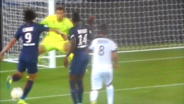 Angel Di Maria Hits The Crossbar And Cavani Comically Failed Shot vs Metz!