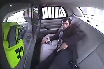 Il essaye de mettre feu à une voiture de police et cause un accident