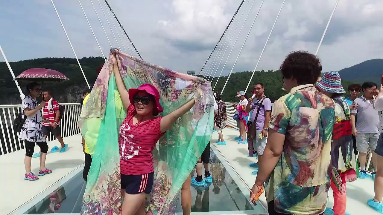 Chine: le pont en verre le plus long du monde ouvre au public