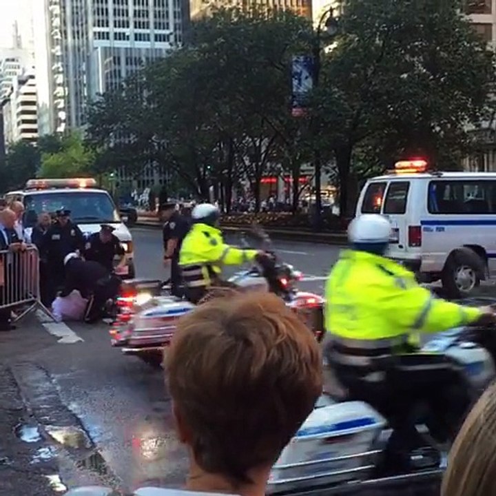 Un cycliste éclaté par la police parcequ'il voulait passer au moment où le convoi de Barack Obama arrive