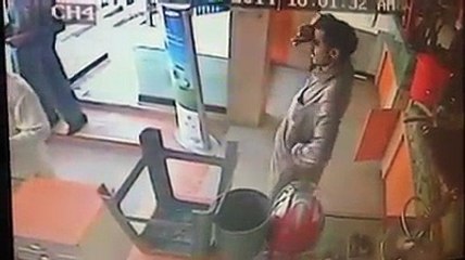 Shocking Video Shows How Thief Stole The Mobile With Highly Specialized Skills-x4ccwr7