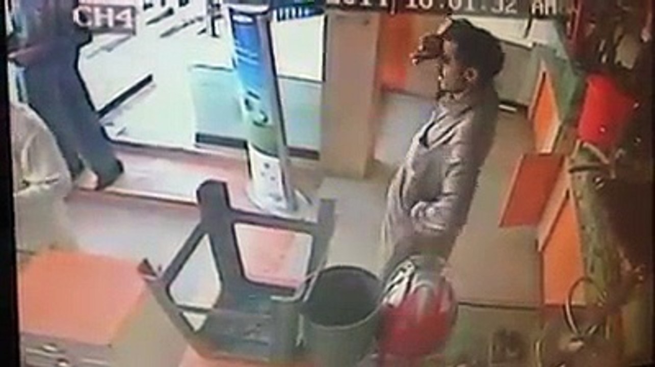 Shocking Video Shows How Thief Stole The Mobile With Highly Specialized Skills-x4ccwr7
