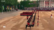 بالفيديو..جندى بريطانى يسقط مغشيا عليه خلال الاحتفالات بعيد ميلاد الملكة