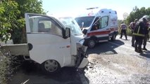 Otomobil ile Kamyonet Çarpıştı: 4 Yaralı