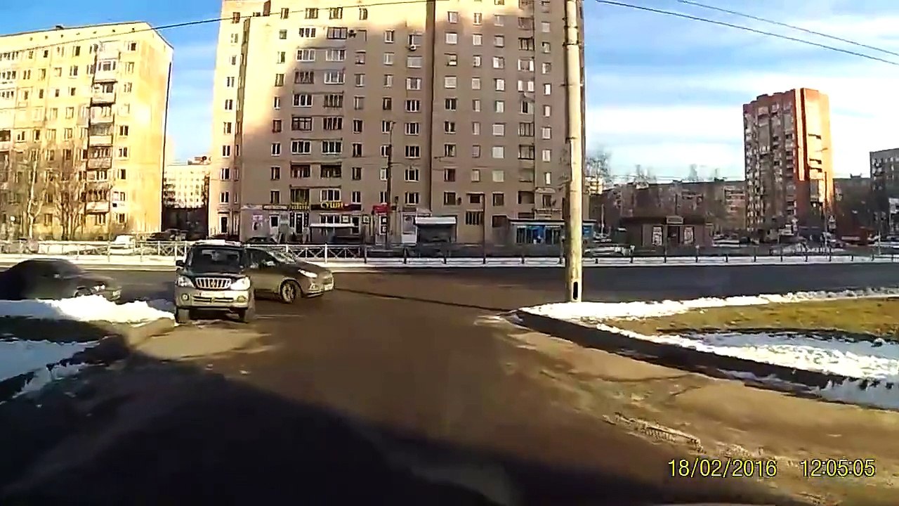 Une élève fait une grosse gaffe pendant sa 1ere leçon de conduite avec l'auto-école en Russie