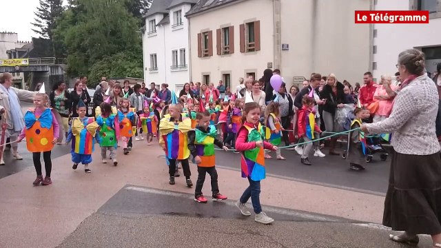 Carhaix. Un défilé haut en couleur de 450 enfants
