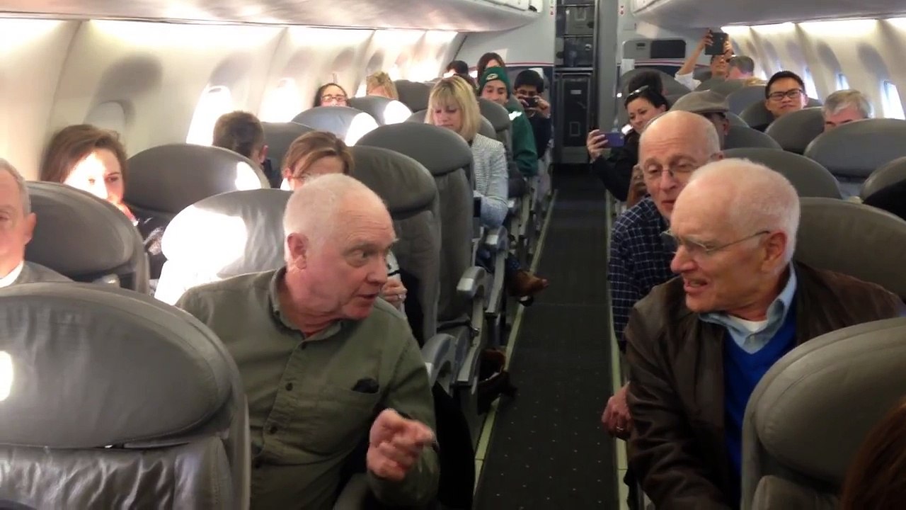 Ils sont coincés dans un avion depuis des heures, puis ce qu'ils font? INCROYABLE!