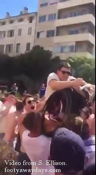 Fan Anglais en fauteuil roulant porté par ses amis sur le vieux port - Euro 2016
