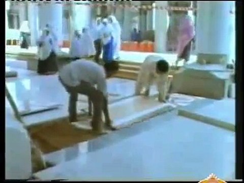 THE BEST NAAT SHAREEF IN THIS WORLD ZAMEEN MAILI NAHI HOTI BY FARHAN ALI QADRI